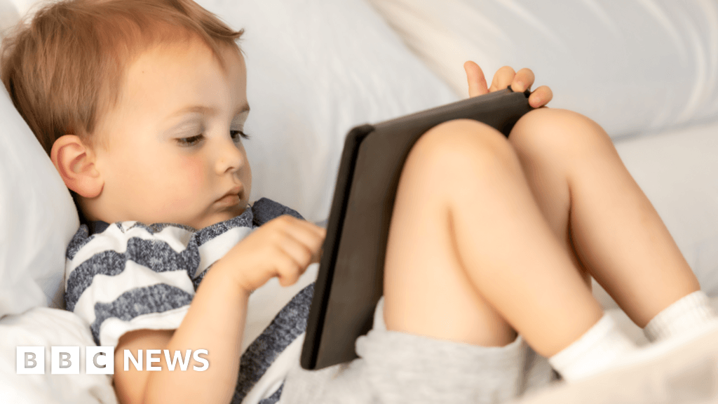 Experts warn pre-school children's screen time at 'crisis point'