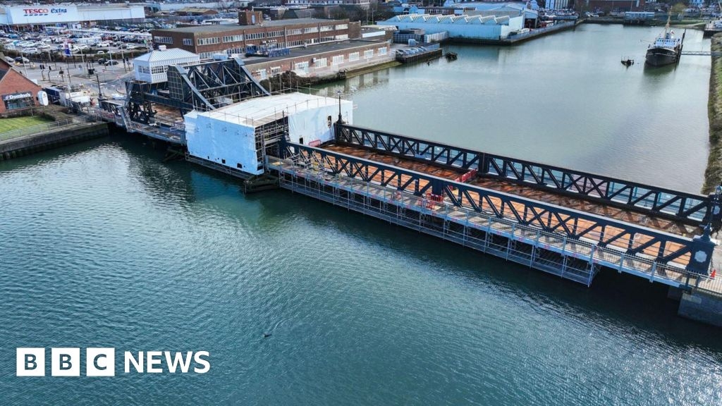 Contractor 'baffled' over end of Grimsby bridge contract