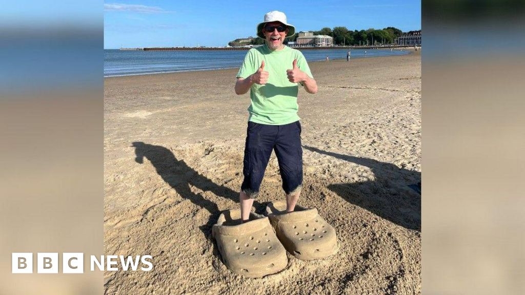 Weymouth crocs sand artist 'wants to put joy into the world'