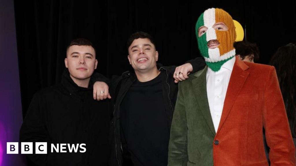 Kneecap Glastonbury performance 'not appropriate', Starmer says
