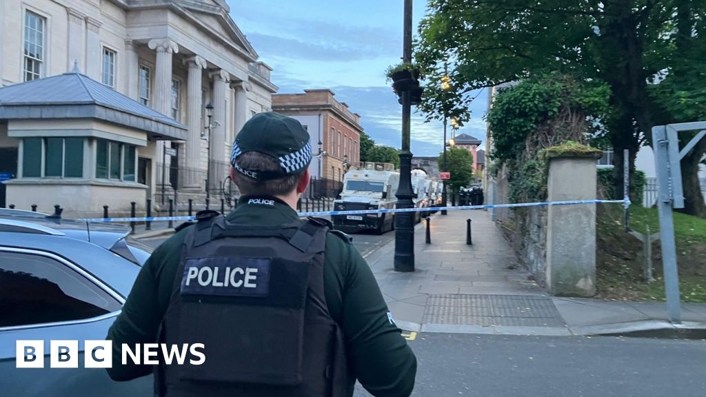 Police attacked for second night in Londonderry