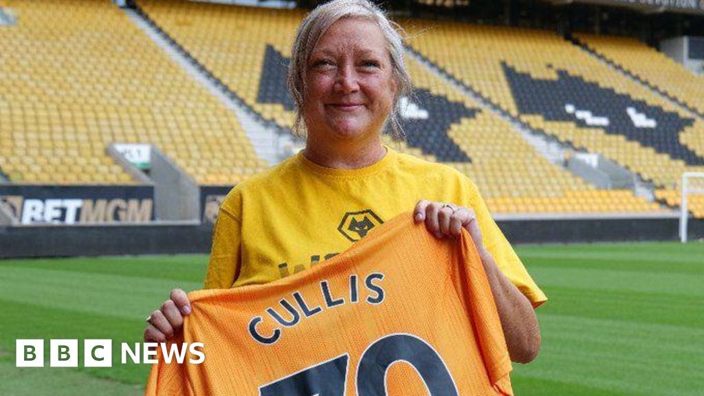 Wolverhampton Wanderers fan takes on abseil in dad's memory