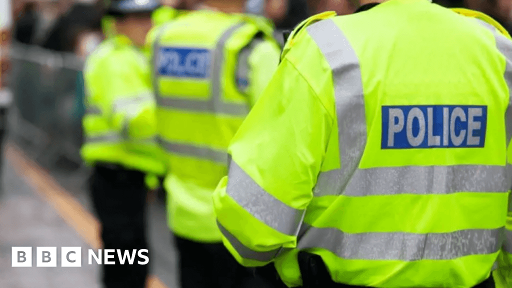 One arrest after two teenagers stabbed in Luton park