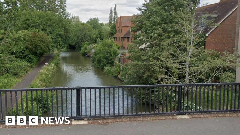 Man dies after boat sinks on Oxford canal