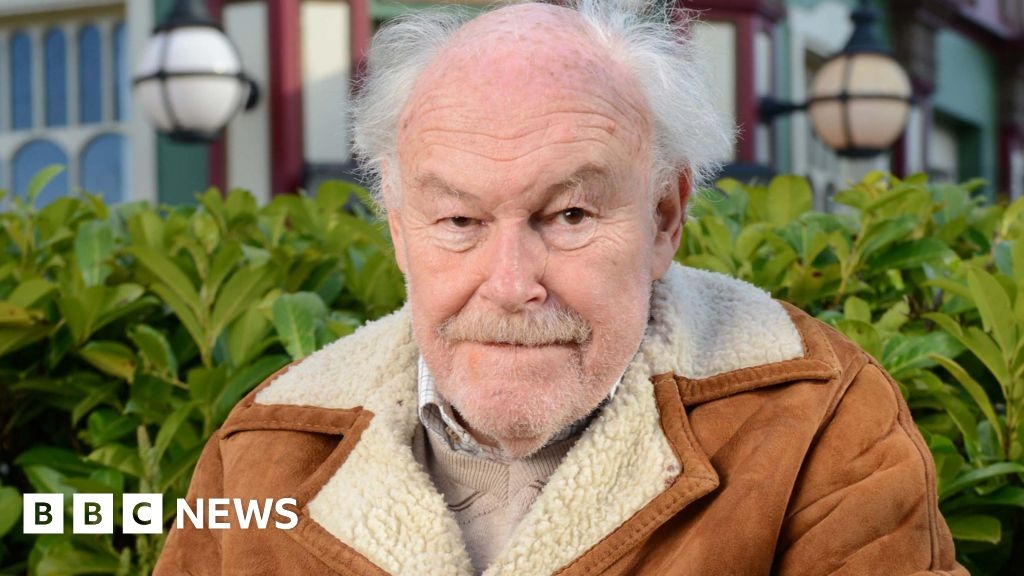Actor Timothy West 'died peacefully' after hospital stay