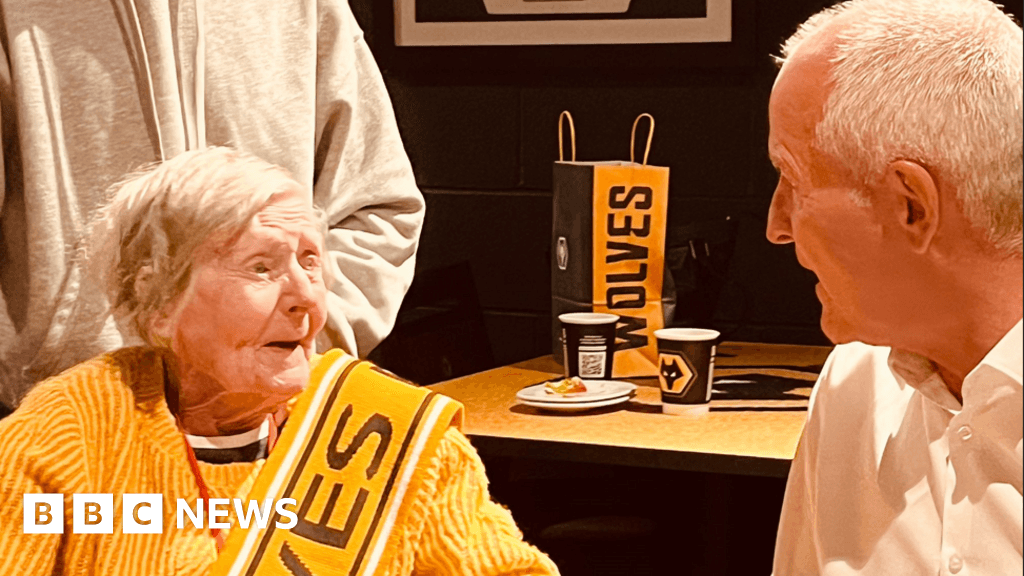 Wolverhampton care home football fans meet two Wolves legends