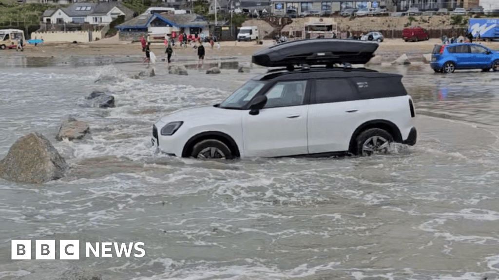 Car stranding at Polzeath prompts tidal advice to beachgoers