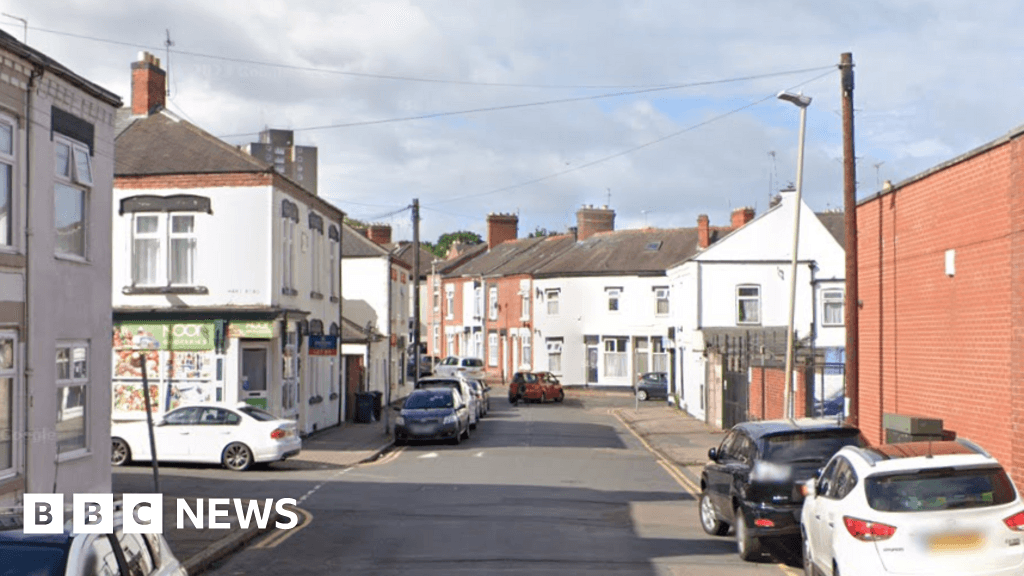 Driver dies after crash in Leicester street