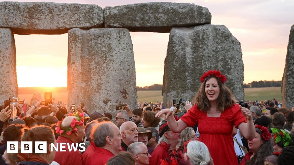 Summer solstice at Stonehenge draws 'record-breaking' crowd