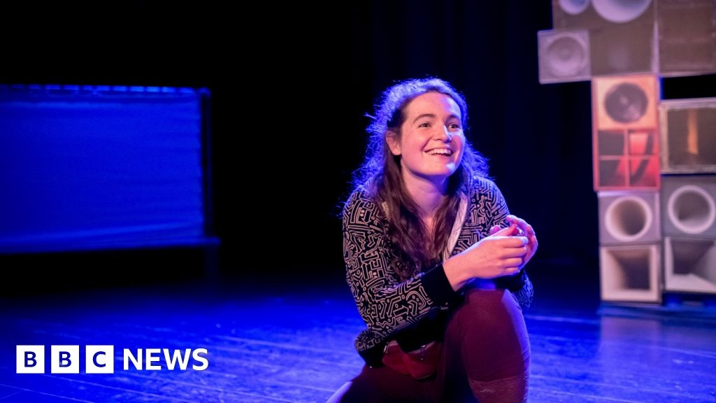 Actor creates play to 'celebrate' Glastonbury van dwellers