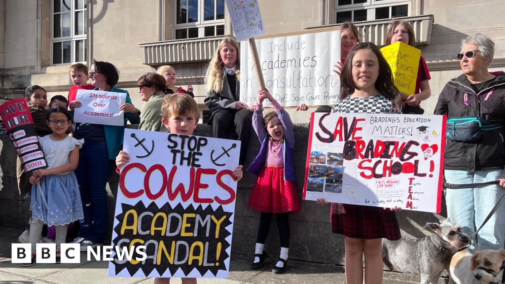 Isle of Wight primary school closures decision delayed