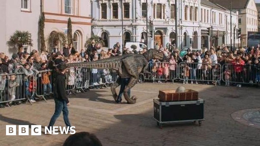 TV's Britain's Got Talent dinosaurs entertain Grantham children
