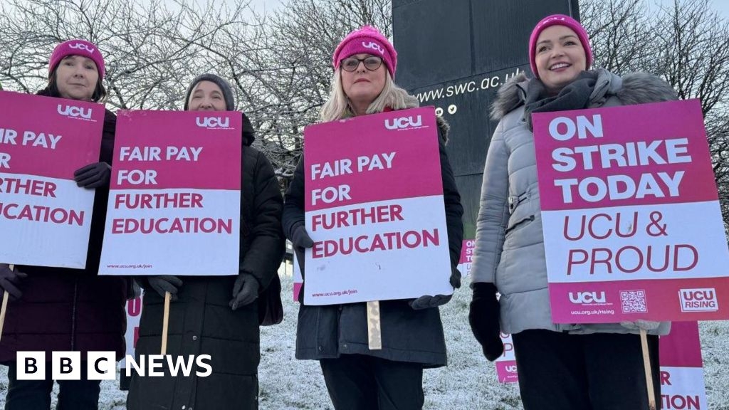 Further education lecturers in Northern Ireland strike pay deal