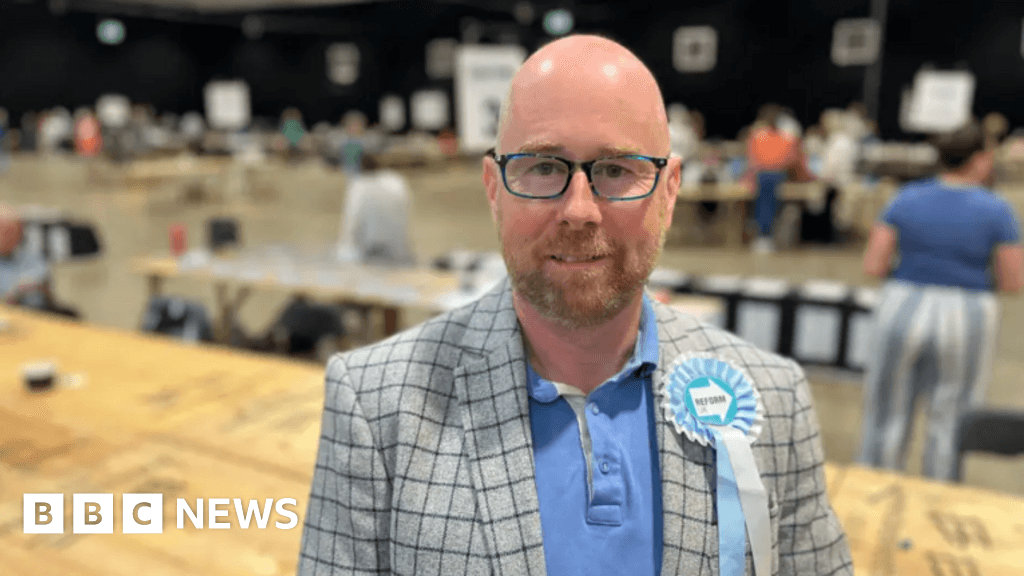 Warwickshire County Council leader resigns, leaving 18-year-old in charge