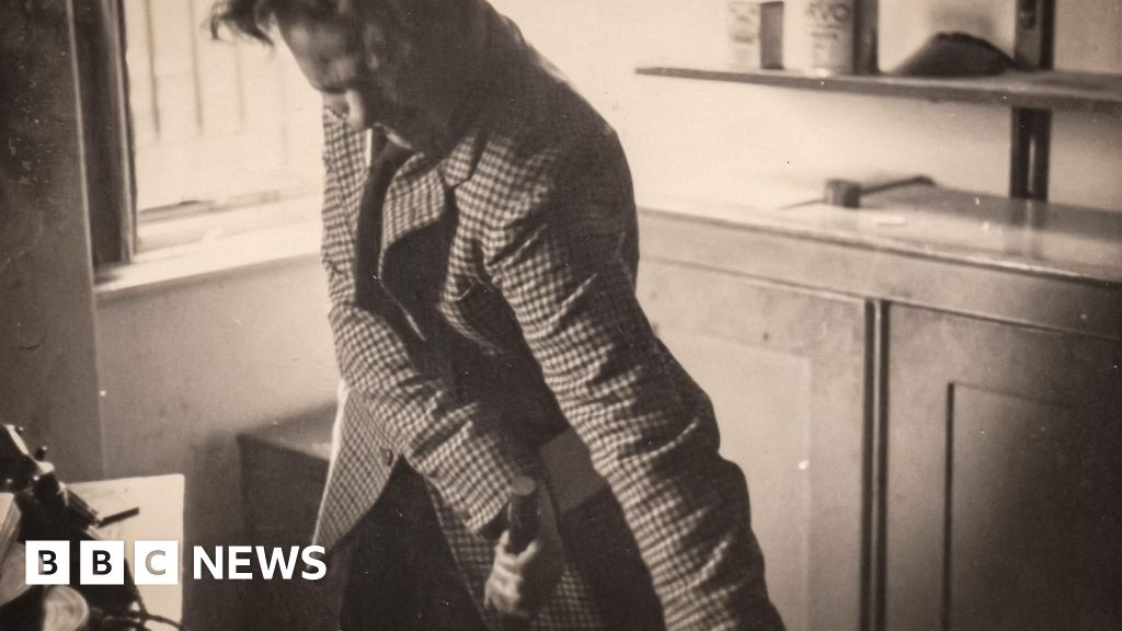 Dylan Thomas: Unseen photos show the poet in a fit of rage