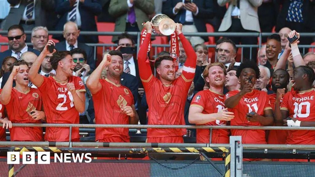 Whitstable open-top bus parade celebrates FA Vase final win