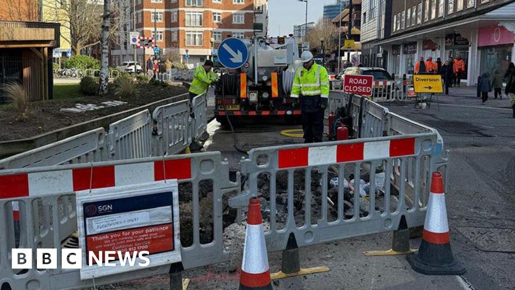 Woking: Homes remain without gas for third day
