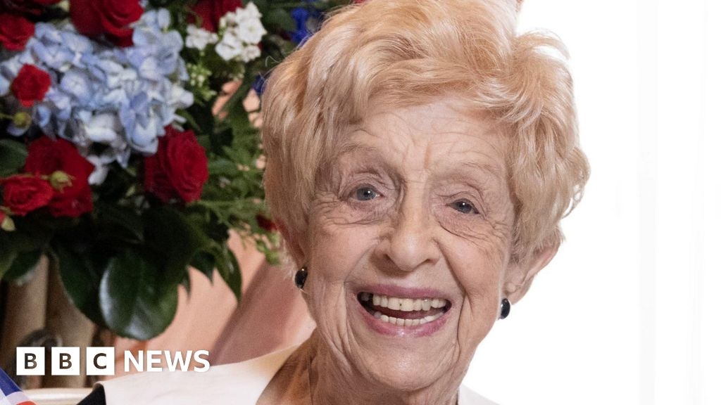 Milton Keynes WW2 veteran 'scaled window' for VE Day celebration