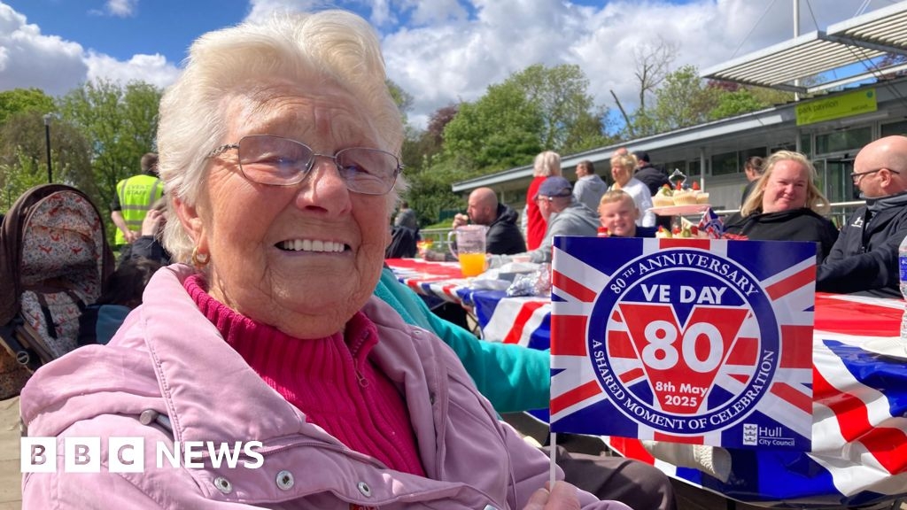 Hull holds street party to mark VE Day