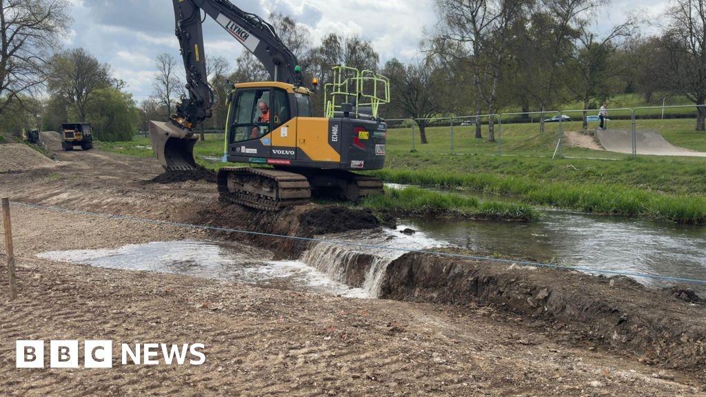 Hemel Hempstead chalk stream rerouted at Gadebridge Park