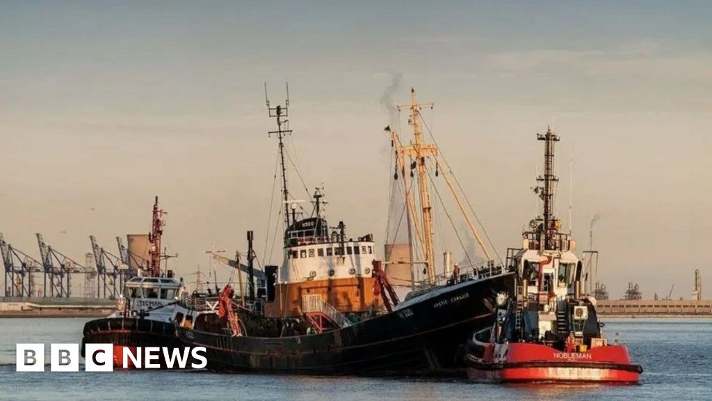 Arctic Corsair move delayed by River Hull dredging issue