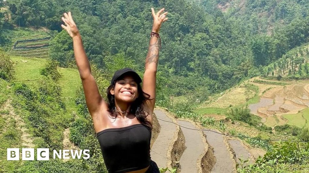 Juliana Marins: Brazilian tourist who fell off Indonesian volcano found dead