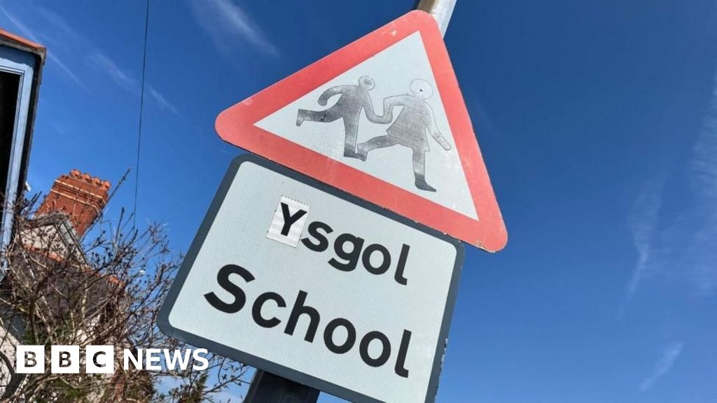 Pembrokeshire: Parents won't be asked why they chose Welsh