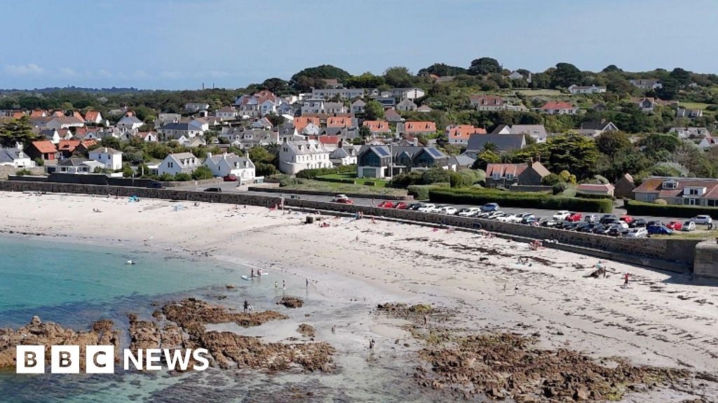 'Zero tolerance' to fining bad parking at beach, says police