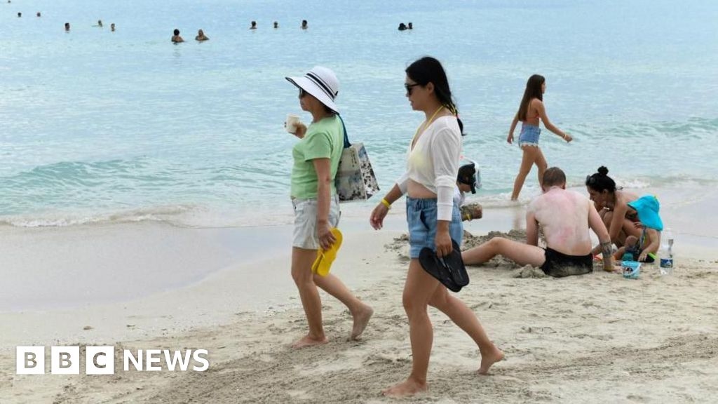 Trump imposes tougher US policy towards Cuba