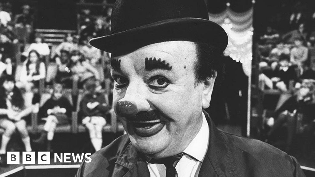 Blackpool Tower Circus clown Charlie Cairoli to get blue plaque
