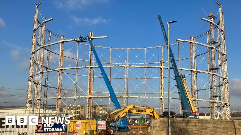 Huddersfield's final gas holder being demolished