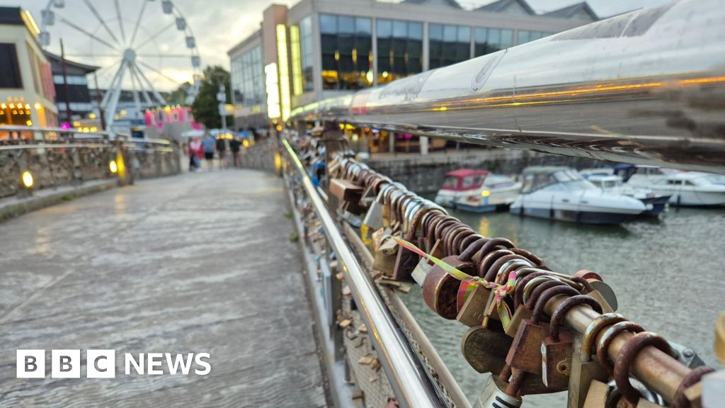 Hundreds of 'love locks' to be removed from Pero's Bridge