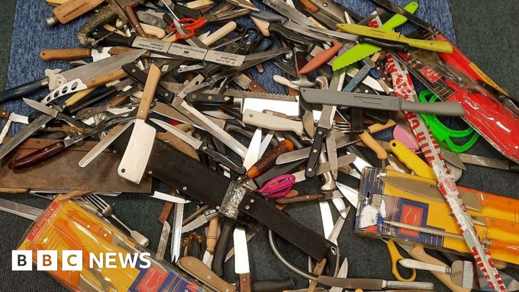 Cambridgeshire officers pilot home visits in knife amnesty week