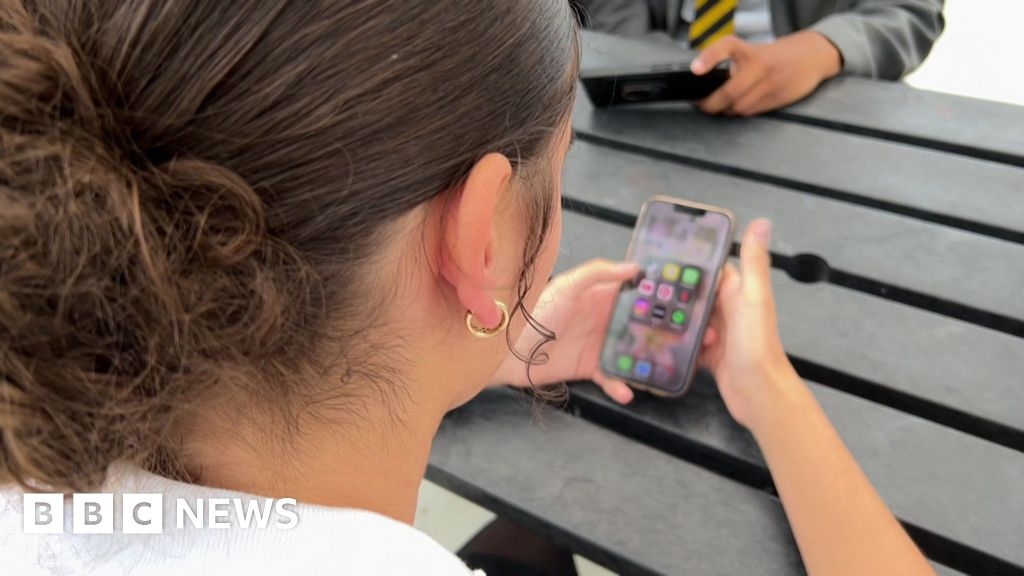 Thousands in Oxfordshire pledge to keep children smartphone-free