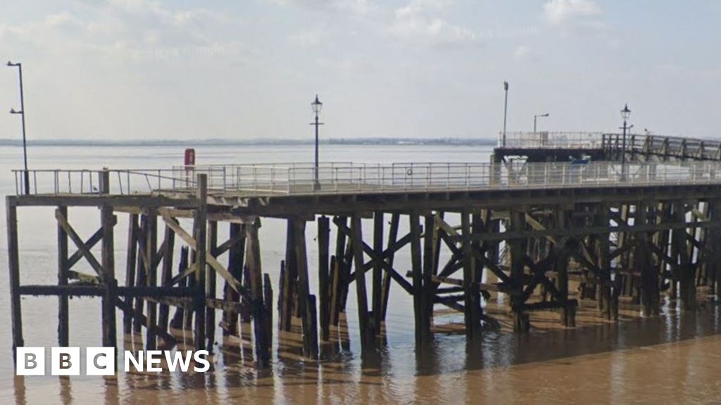 Hull Victoria Pier work delays 'cultural vandalism'