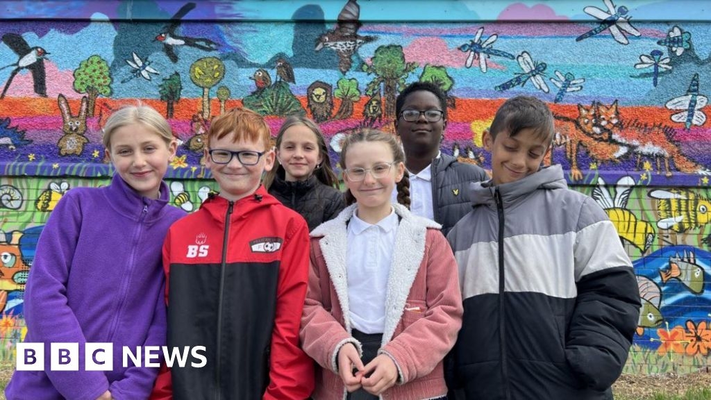 Hull schoolchildren create wildlife mural on Preston Road substation