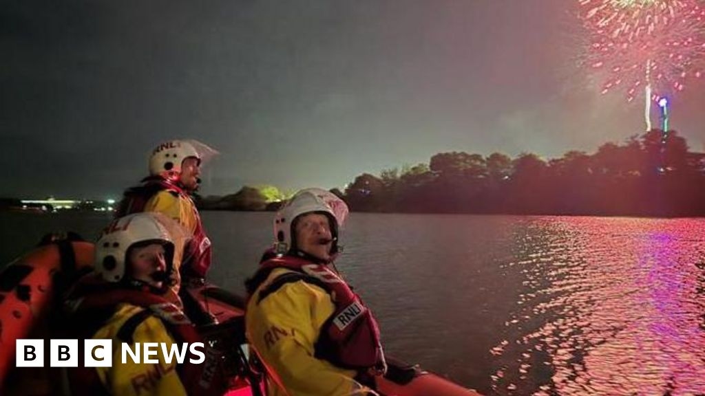 Isle of Wight Festival: Search for swimmer on River Medina