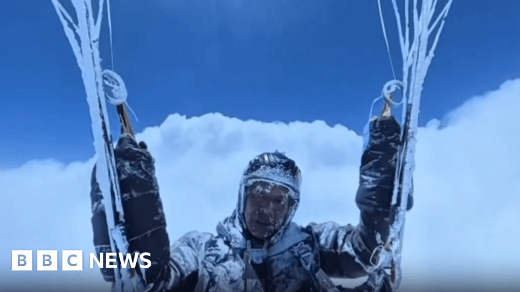 China: Paraglider survives accidental 8000m-high flight