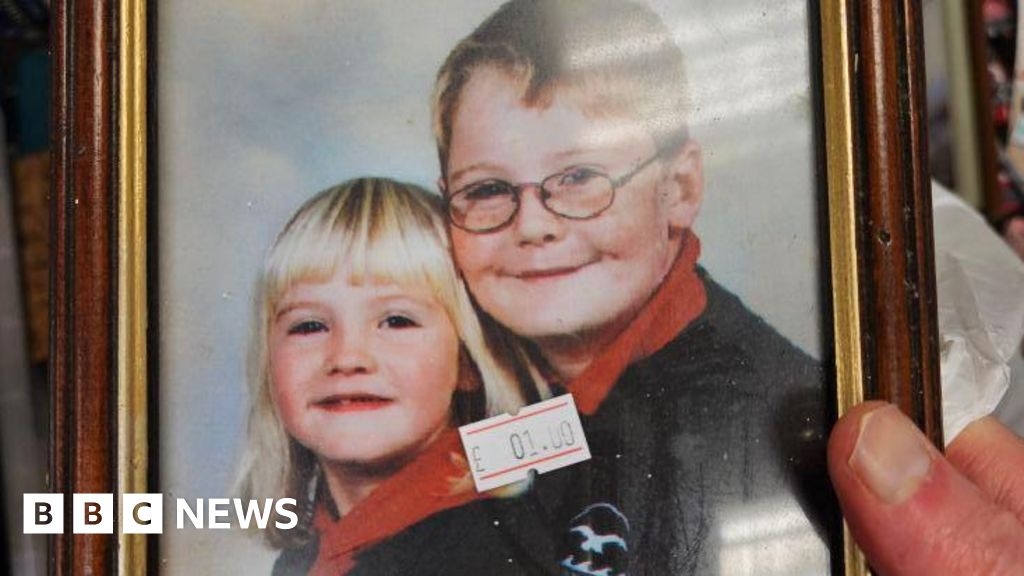 Siblings' lost Cornwall school photo pops up 300 miles away