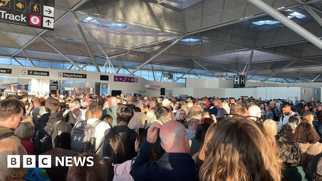 Long queues at Stanssted Airport as 'IT issue' causes delays