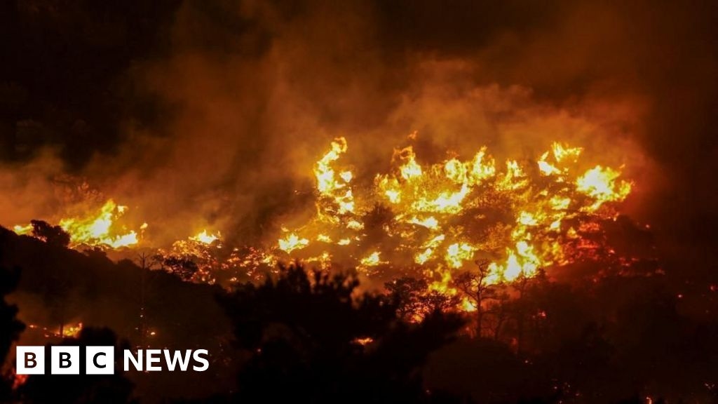 Greece wildfires: mass evacuations as blaze rages near Ierapetra, Crete