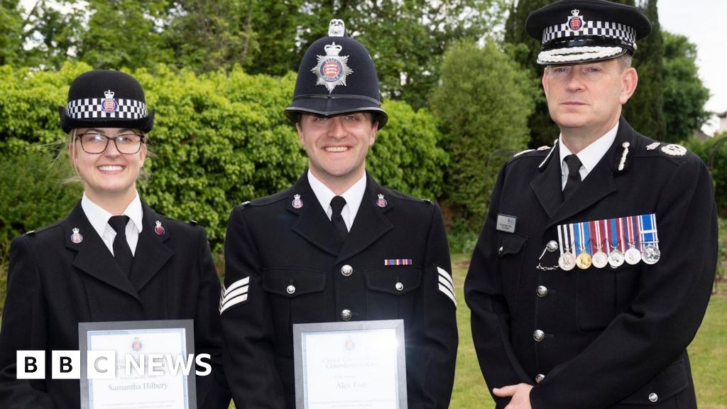 Awards for off-duty PCs who stopped armed burglars