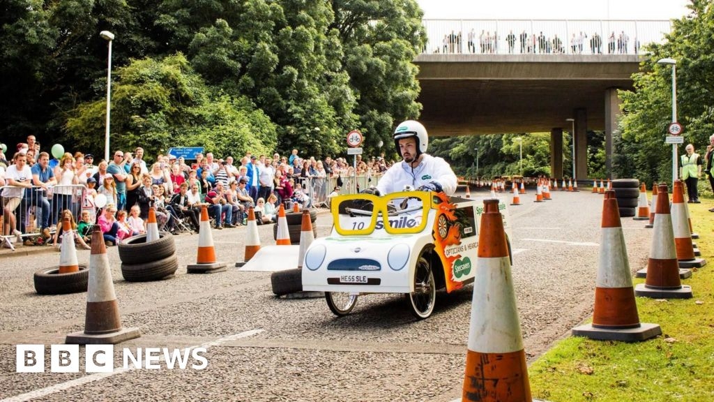 Amateur racers go head to head in Humber Bridge Soapbox Derby