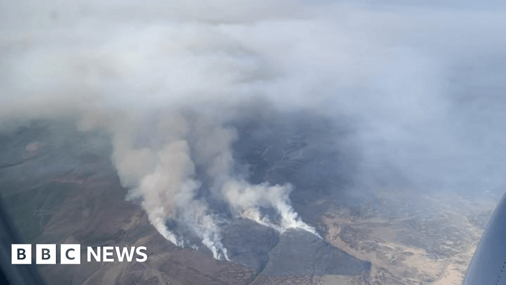 Fire crews return to Derbyshire moorland wildfire