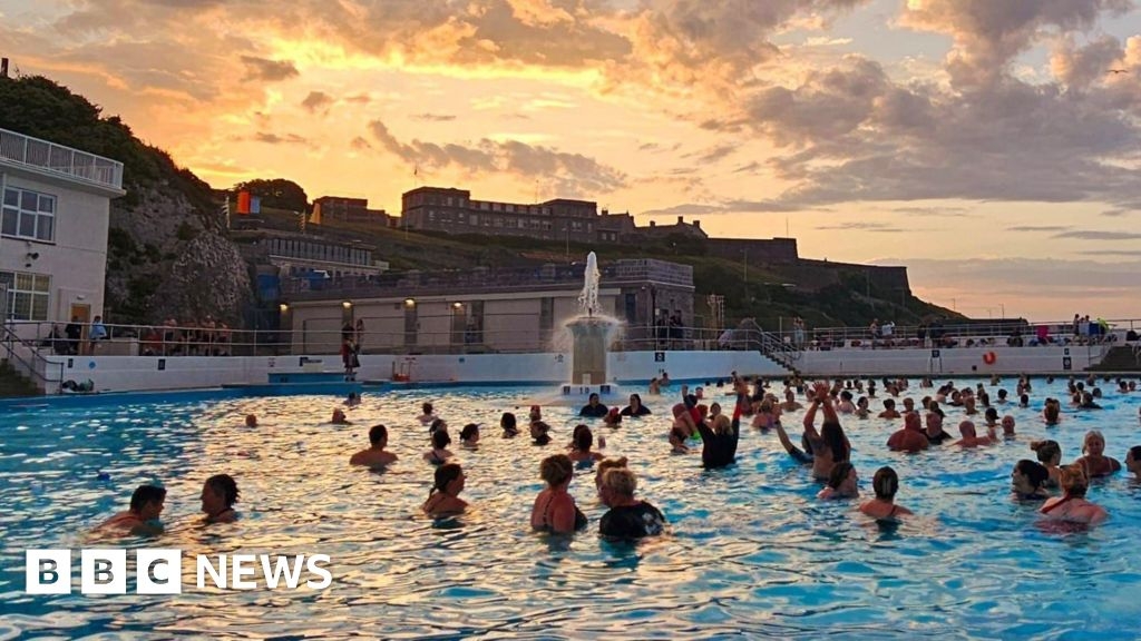 Hundreds mark summer solstice in lido in Plymouth
