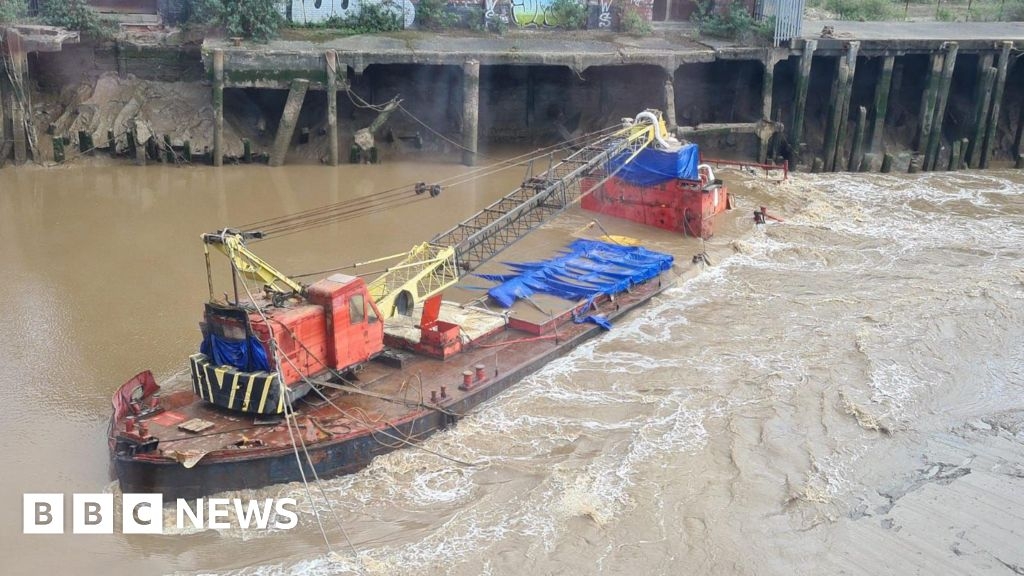 Barge stuck in River Hull to be moved within days, council says