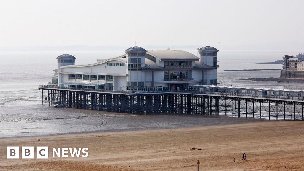 Headlines: 'Weston Pier boycott' and 'Motion closure'