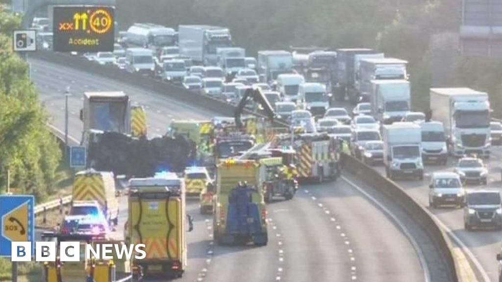 M25: Section of motorway closed after waste lorry overturns
