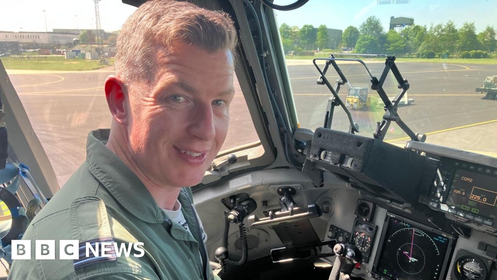 RAF pilot says flying over Buckingham Palace on VE day 'humbling'