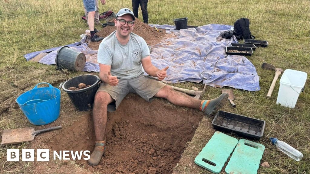 Somerset archaeological dig unearths 3,000-year-old items